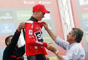 Miguel Ángel Revilla felicita a Chris Froome, que sigue líder. 