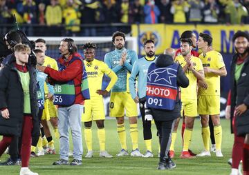 Los jugadores del Villarreal tras terminar el encuentro.