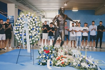 La plantilla, en el homenaje a Jarque.