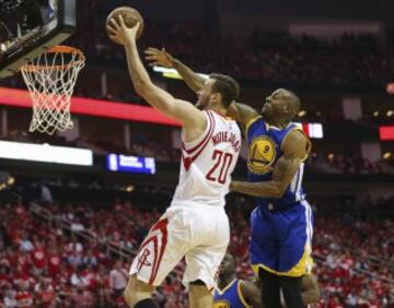 Donatas Motiejunas y Andre Iguodala.