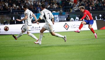 2-2. Gran jugada de Antoine Griezmann que con un amago se va de Luka Modric y Toni Rüdiger para disparar con su pierna derecha al borde del área, cruzado y abajo, a la derecha de la portería de Kepa Arrizabalaga. El guardameta vasco toca el balón pero no puede evitar el tanto del jugador francés del Atlético de Madrid.