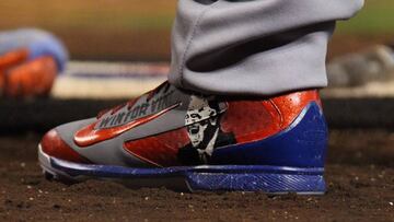 Las zapatillas personalizadas en honor de Vin Scully han originado una polémica con la oficina del comisionado.