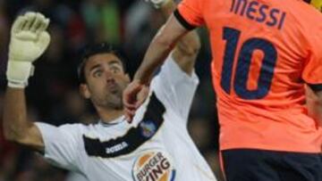 <b>ASUSTADO. </b>Así se quedó Codina ante este control de Messi, que jugó un partidazo contra el Getafe.