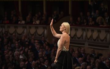 Vonn acknowledges the applause of the audience at the Teatro Campoamor.