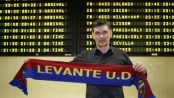 Mendilibar con una bufanda del Levante a su llegada a Valencia.