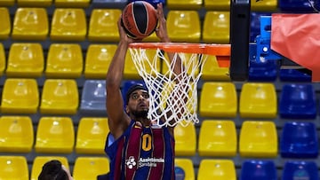 GRAF8831. BARCELONA, 12/11/2020.- El pívot del Barça Brandom Davies (d) intenta machacar la canasta junto a Melih Mahmutoglu, escolta de Fenerbayhçe, durante el partido de la fase regular de EuroLiga que se juega hoy jueves en el Palau Blaugrana, en Barcelona. EFE/Alejandro García