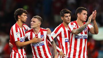 Trippier es felicitado por João Félix en el partido ante el Getafe.