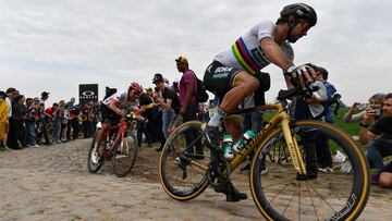 Peter Sagan rueda con su bicicleta Specialized durante la París-Roubaix 2018.