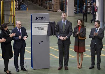 La Reina Letizia visitó junto al Rey Felipe VI la sede de la compañía Joma Sport en la localidad toledana de Portillo. La Reina lució un vestido y abrigo a juego de colores tierra.