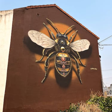 
En La Bañeza, la abeja reina brilla entre amarillos y negros de precisión quirúrgica. Hiperrealismo que zumba conciencia ecológica.