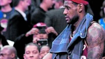 <b>MAL DÍA EN WASHINGTON. </b>LeBron se hizo daño contra el aro.
