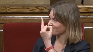 Peineta de Jessica Albiach a Ignacio Garriga en el Parlament de Cataluña