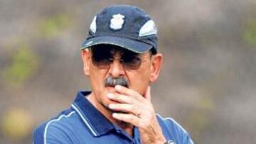 <b>BUSCANDO FÓRMULAS. </b>Sergio Kresic, pensativo durante una sesión preparatoria de la Unión Deportiva.