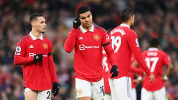 El árbitro Andre Marriner expulsa a Carlos Casemiro por agarrar del cuello a Will Hughes.