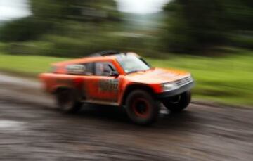 Robby Gordon y su copiloto estadounidense Kellon Walch.