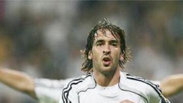 <B>SE BESÓ EL ANILLO.</B> Casi un año llevaba Raúl sin besarse el anillo con el Real Madrid. Esta noche lo hizo dos veces.