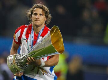 Llegó procedente del Villarreal y se ganó el cariño y la admiración de la grada del Atlético. Forlán fue uno de los goleadores más importantes en la historia del Atlético. Vistió la rojiblanca durante siete temporadas, jugó 198 partidos y marcó 96 goles con el Atlético. Ganó una Europa League y una Supercopa de Europa. Su tanto ante el Fulham inglés en la prórroga en la final de Hamburgo en 2010 es uno de los más importantes que logró y también de los más importantes para el club rojiblanco. Antes ya había anotado otro gol en la final. Ese 12 de mayo de 2010 el Atlético reinó de nuevo en Europa. Forlán ha sido el único Bota de Oro en la historia del Atlético: marcó 32 goles en 33 partidos de Liga en la campaña 2008-09. Muchos recuerdan el grito de “uruguayo, uruguayo” que le dedicaban los aficionados del Calderón.