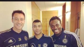 Essien, con Terry y Cole en las instalaciones del Chelsea.