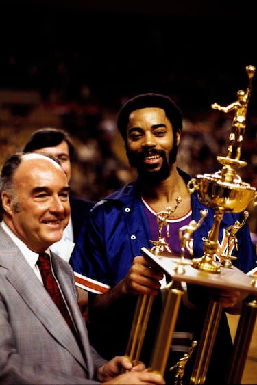 Walt Frazier (New York Knicks) y el comisionado Walter Kennedy