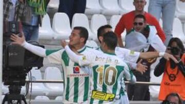 <b>CELEBRACIÓN. </b>Airam y Borja festejan el el primer gol del Córdoba.