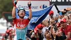 Andreas Lorentz Kron celebra la victoria con una dedicatoria especial al fallecido Tijl De Decker, también ciclista del Lotto, en la meta de Monjtuïc (Barcelona)