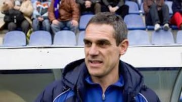 <b>ENTRENADOR. </b>Iñaki Ocenda, en el banquillo del Alavés.