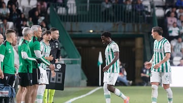 Adilson saliendo del terreno de juego contra el Mirandés