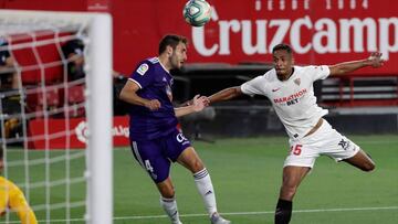 GRAF7846. SEVILLA, 26/06/2020.- El defensa del Real Valladolid Kiko Olivas (c) marca el 0-1 durante el partido correspondiente a la jornada 32 de LaLiga Santander que disputan ante el Sevilla en el estadio S&aacute;nchez Pizju&aacute;n. EFE/Julio Mu&ntild