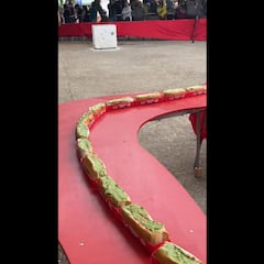 En Talca arman “el completo más largo del mundo” y en redes lo critican: se formó un debate