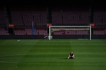 El jugador del Barcelona, Andrés Iniesta, quiso despedirse a solas del Camp Nou tras su último partido como azulgrana.