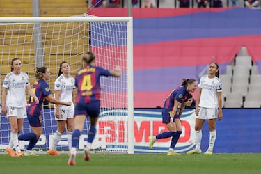 Ewa Pajor celebra su segundo gol en el partido. La delantera polaca anotó su séptimo gol en 7 partidos contrra el Real Madrid.