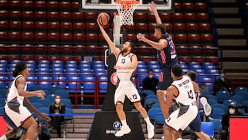 Sergio Rodriguez anota ante Tavares en el Armani Mil&aacute;n - Real Madrid.