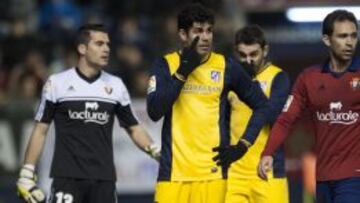 Diego Costa hace un gesto al árbitro.