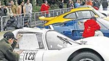 <b>ESPECTÁCULO Y LUJO. </b>Cientos de madrileños se acercaron ayer por el Parque del Retiro para admirar los vehículos que tomarán parte en el mejor certamen de clásicos de España.