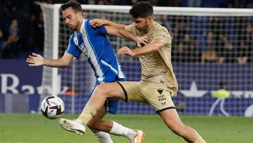 BARCELONA, 04/06/2023.- El centrocampista del Espanyol, Edu Expósito (i), conduce el balón ante el jugador del Almeria, Gonzalo Melero, durante el encuentro correspondiente a la última jornada de primer división que disputan hoy domingo en el RCD Stadium, en Barcelona. EFE / Andreu Dalmau.
