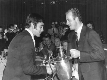 Luis Ocaña fue galardonado en diversas ocasiones. En la imagen recibiendo el Premio Nacional del Deporte de manos de Juan Carlos I.