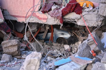 Una moto sepultada entre los escombros provocados por el terremoto, a 10 de septiembre de 2023, en Moulay Brahim, provincia de Al Haouz (Marruecos).