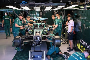 Los mecánicos trabajan en el coche del piloto español Fernando Alonso de Aston Martin durante la segunda sesión de prácticas del Gran Premio de Australia de Fórmula Uno en el Circuito Albert Park.