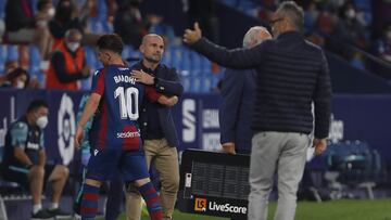 21/05/21   PARTIDO PRIMERA DIVISION
 LEVANTE - CADIZ 
 PACO LOPEZ FIN DE PARTIDO SALUDO 