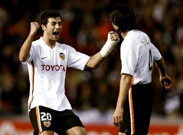 Valencianista confeso, el de Vilamarxant dio sus primeros pasos en las categorías inferiores del Valencia donde se afianzó a partir del año 2006 después de tener sus primeros minutos en el histórico Valencia del doblete. Tras su salida al Madrid y su paso por Italia, hoy vive en el Villarreal una segunda juventud donde además de dar un buen rendimiento está ayudando a Pau Torres a desarrollarse como el prometedor central que es.