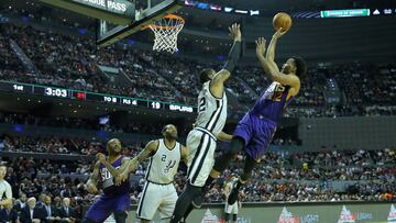 MEX61. CIUDAD DE MÉXICO (MÉXICO), 14/01/2017.- El jugador de Suns T.J. Warren (d) trata de convertir una cesta ante la marca de LaMarcus Aldridge (2-d), de Spurs, hoy, sábado 14 de enero de 2017, durante un partido de temporada regular de la NBA en la Arena Ciudad de México. EFE/José Méndez
