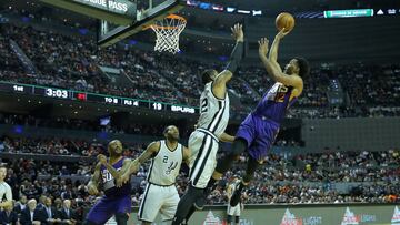 MEX61. CIUDAD DE M&Eacute;XICO (M&Eacute;XICO), 14/01/2017.- El jugador de Suns T.J. Warren (d) trata de convertir una cesta ante la marca de LaMarcus Aldridge (2-d), de Spurs, hoy, s&aacute;bado 14 de enero de 2017, durante un partido de temporada regular de la NBA en la Arena Ciudad de M&eacute;xico. EFE/Jos&eacute; M&eacute;ndez