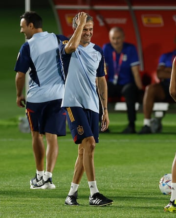 Luis Enrique dirigiendo la sesión de entrenamiento.