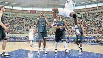 <b>CONTUNDENCIA. </b>Hamilton culmina uno de los múltiples contragolpes con los que el Real Madrid desbordó al Polaris Murcia.