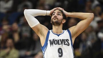 MSP12 - MINNEAPOLIS (EE.UU.), 1/4/2017.- Ricky Rubio de los Timberwolves reacciona en el juego ante Kings, hoy, sábado 1 de abril de 2017, durante su juego de la NBA en Minneapolis (EE.UU.). EFE/CRAIG LASSIG