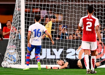 Un centro a media altura dio en el costado de Odegaard y Ramsdale no pudo llegar al desvío. El segundo gol del club catalán llegó con un poco de fortuna.