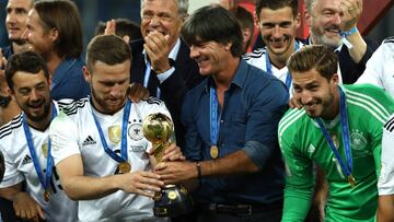 L?w muestra el trofeo a la prensa: "Pesa m¨¢s que la Copa del Mundo"