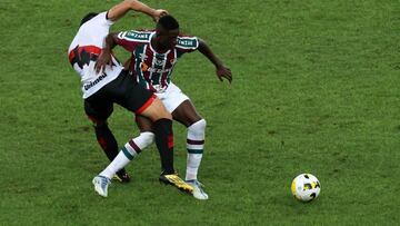 Luiz Henrique dribla a un jugador en el duelo ante el Atlético Goianense.