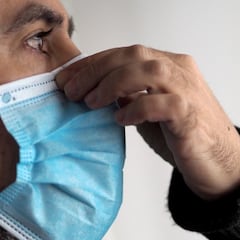 Un asturiano crea una mascarilla magnética que puede colocarse sin gomas