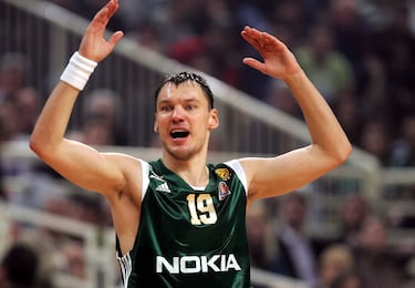 
Todo un cerebro en las pistas, que ahora lo es en los banquillos. El otro jugador, aparte de Sloukas, que ha levantado la Euroliga con tres equipos diferentes: Barça (2003), Maccabi (2004 y 2005) y Panathinaikos (2009). En Abu Dabi peleará por su quinto cetro europeo, aunque en este caso como entrenador del Fenerbahçe.
